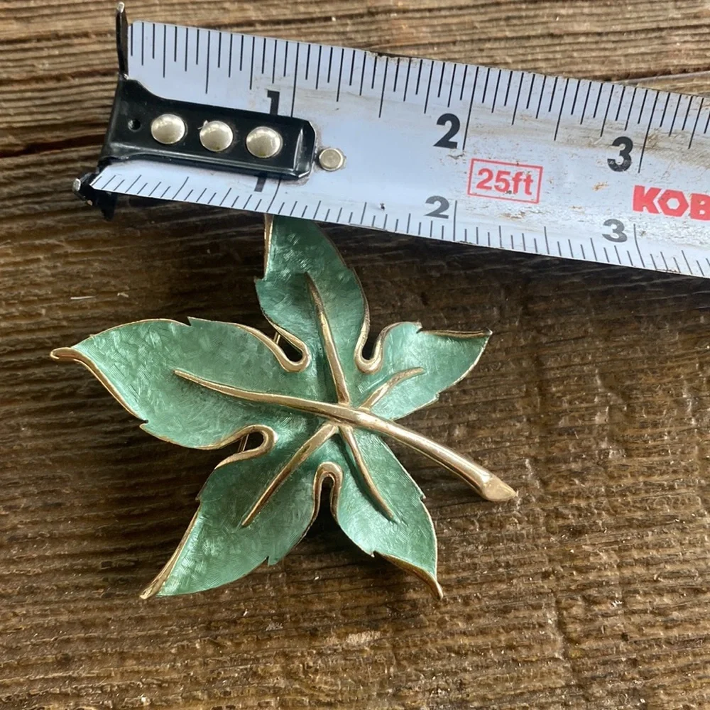 Vintage retro green enamel gold tone maple leaf brooch. Fairycore grannycore